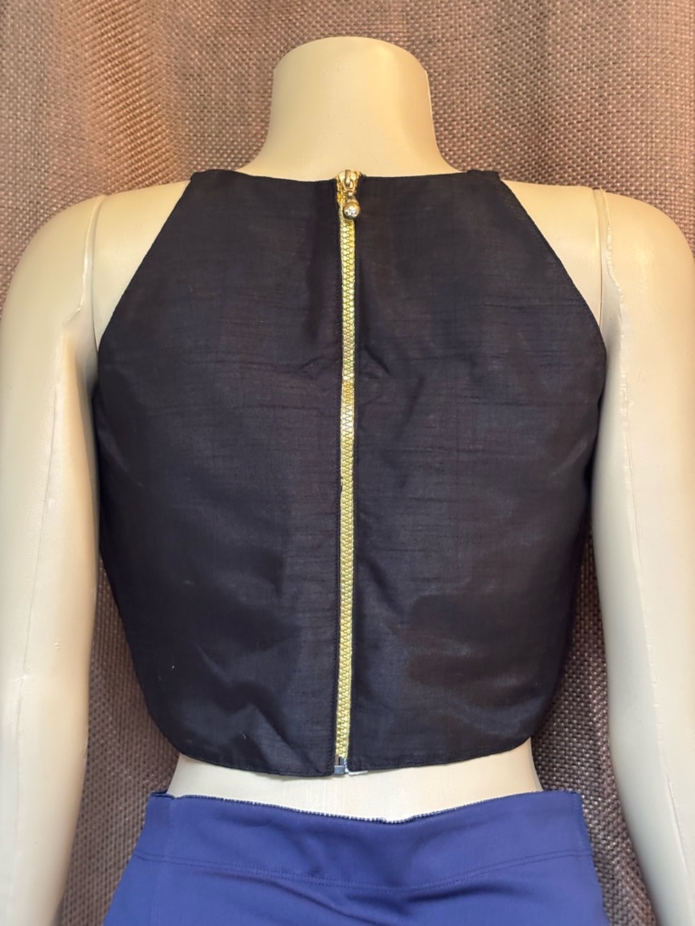 Sleeveless Black Crop Top Gold Drop Zipper